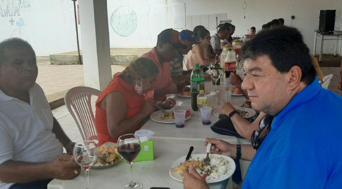Amigos confraternizam com Ibamar Fernandes pela campanha limpa e honesta