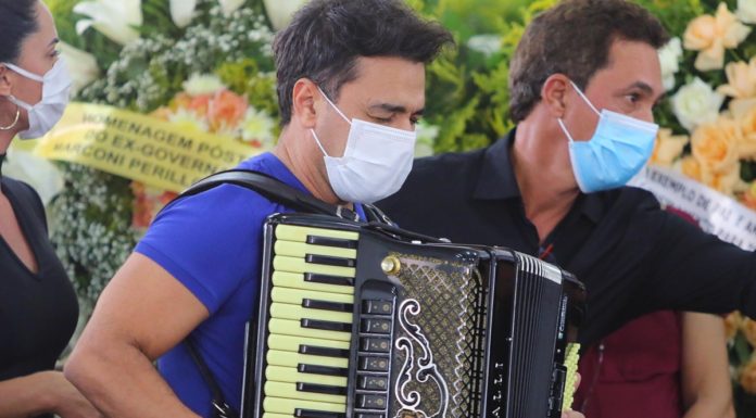 Vídeo emocionante: Zezé Di Camargo toca sanfona no velório do pai, Seu Francisco