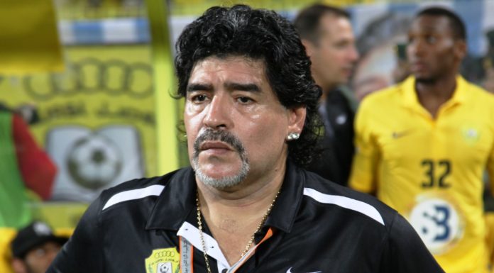 Jornal informa morte de Maradona após mal súbito