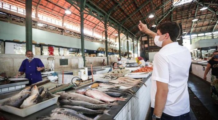 Em visita a mercados da cidade, João Campos fala sobre Crédito Popular