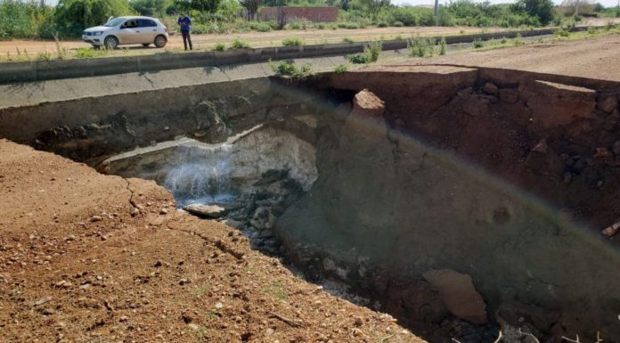 Rompimento de canal deixa comunidades do interior sem água
