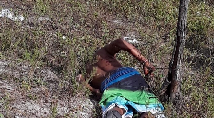 Rapaz se envolve em confusão e no dia seguinte é encontrado morto em terreno baldio