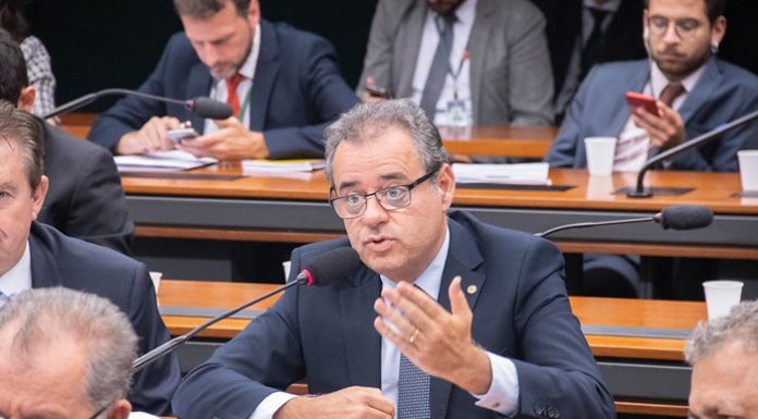 Danilo Cabral comemora aprovação de urgência da regulamentação do Fundeb e de inclusão digital para alunos e professores