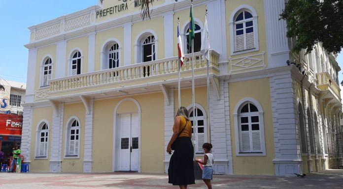 Prefeitura de Juazeiro antecipa 13° salário dos servidores e injeta mais de R$ 6 milhões na economia local