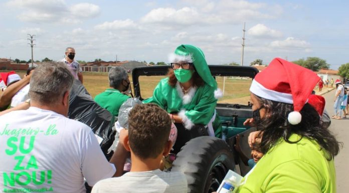 Natal solidário: Suzana Ramos e Leonardo Bandeira distribuem presentes para as crianças em Juazeiro