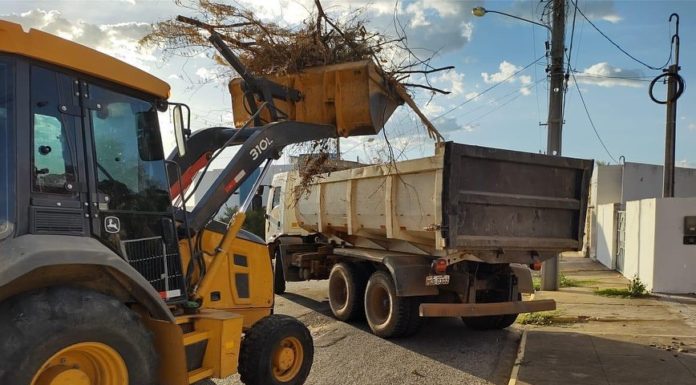Prefeitura começa a fazer a limpeza das ruas e avenidas de Santa Maria da Boa Vista (PE) que se encontravam abandonadas pela gestão passada