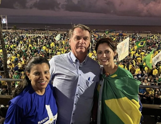 Michelle discursa ao lado de Bolsonaro na Marcha para Jesus em Recife