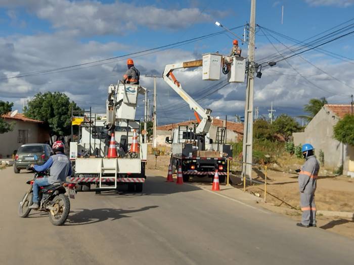 Moradores do Tabuleiro, em Juazeiro, comemoram chegada da iluminação em LED