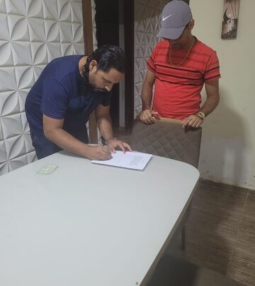 Presidente da Associação de Desenvolvimento Comunitário, Edilson Teles, assina carta de afastamento para concorrer as eleições