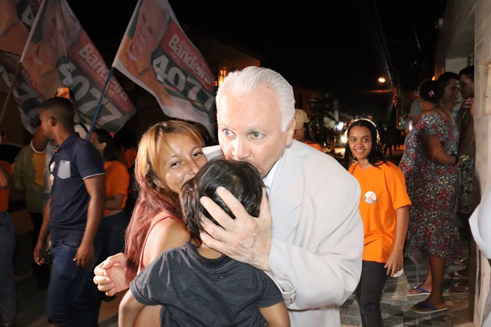 Joseph Bandeira interage com a população no bairro Novo Encontro em Juazeiro-BA, diz assessoria