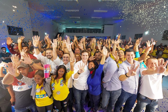 A Prefeitura de Juazeiro, através do Serviço de Água e Saneamento Ambiental (SAAE), com apoio de fiscais da Secretaria de Meio Ambiente e Ordenamento Urbano (Semaurb), iniciou nesta semana uma operação de fiscalização de caixas coletoras de gordura em bares, restaurantes, lanchonetes e comércios do tipo, na cidade. Nesse primeiro momento o trabalho é de orientação e advertência com prazo de adequação. O SAAE vem incentivando os comerciários sobre os cuidados com a caixa de gordura, componente de grande importância no sistema hidráulico que previne entupimentos. O equipamento funciona por meio de um sifão que retém a gordura dentro da caixa e a impede de ficar circulando pela tubulação. Para a engenheira Louise Chiochetta, do setor de manutenção e operação de esgoto do SAAE, a rede coletora de esgoto, assim como todo o sistema de saneamento básico, é um patrimônio de todos nós. “Seu bom funcionamento depende, em grande parte, de sabermos usá-la corretamente. Isto é exercício de cidadania consciente”, afirma Louise. Caso exista alguma irregularidade, o dono do imóvel recebe uma assessoria técnica gratuita para saber como resolver o problema e também são orientados pela equipe, recebendo o prazo de 15 dias para regularização, para que então os fiscais possam retornar e certificar o imóvel. Caso não tenham sido feitas as adequações propostas pela equipe técnica, será aplicada uma multa. Caixa de gordura A caixa coletora de gordura é um item fundamental para que a instalação hidrossanitária do imóvel funcione corretamente, garantindo o bom desempenho do sistema de coleta e tratamento de esgoto. Ela atua por meio da separação física devido à diferença de densidade da gordura e da água. Desta forma, a gordura fica retida dentro da caixa e não circula pela tubulação prevenindo entupimentos causados pela gordura provenientes da lavagem de louça ou manipulação de alimentos.