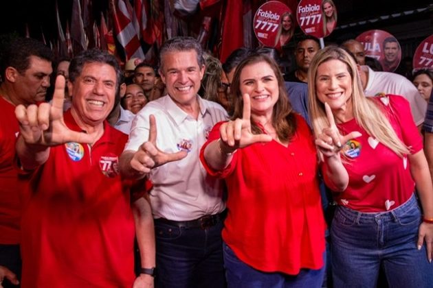 Marília Arraes e André de Paula participam de caminhada gigantesca com Fabíola e Lula Cabral em Ponte dos Carvalhos