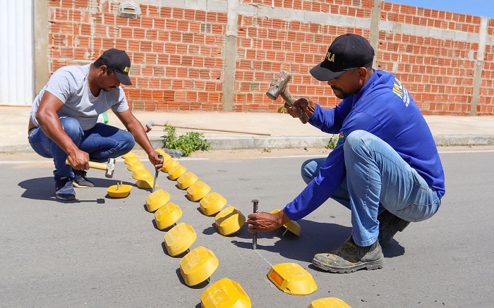 Foto-legenda: AMMPLA implanta nova sinalização no bairro Antônio Cassimiro I