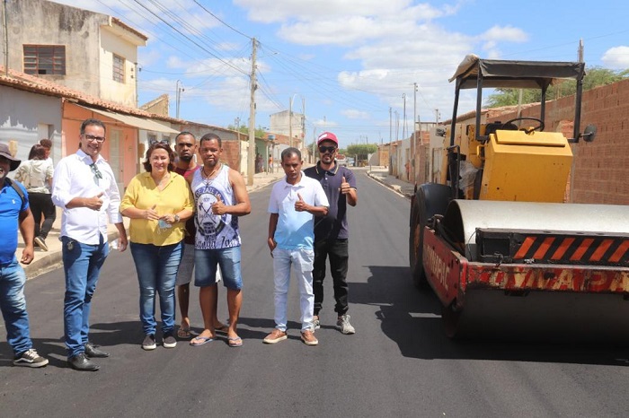 Prefeita Suzana Ramos acompanha pavimentação asfáltica de rua que interliga bairros Nossa Senhora das Grotas e Quidé