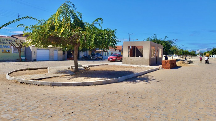 Obras de revitalização do canteiro central de Abóbora avançam e distrito vai contar com novo espaço de lazer