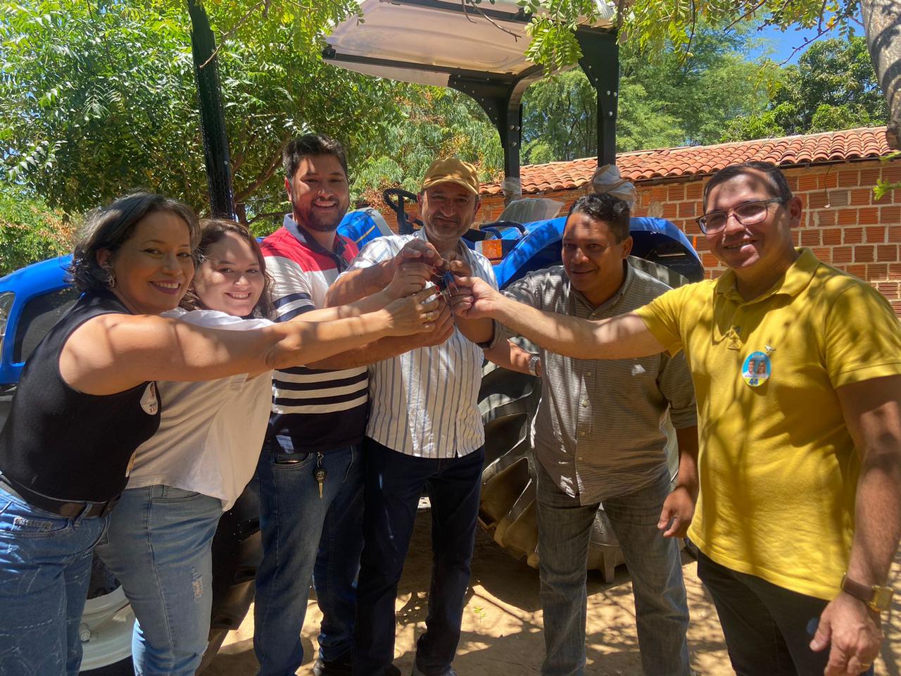 Com emenda do deputado federal Eduardo da Fonte, prefeito George Duarte entrega trator para a Ilha da Missão