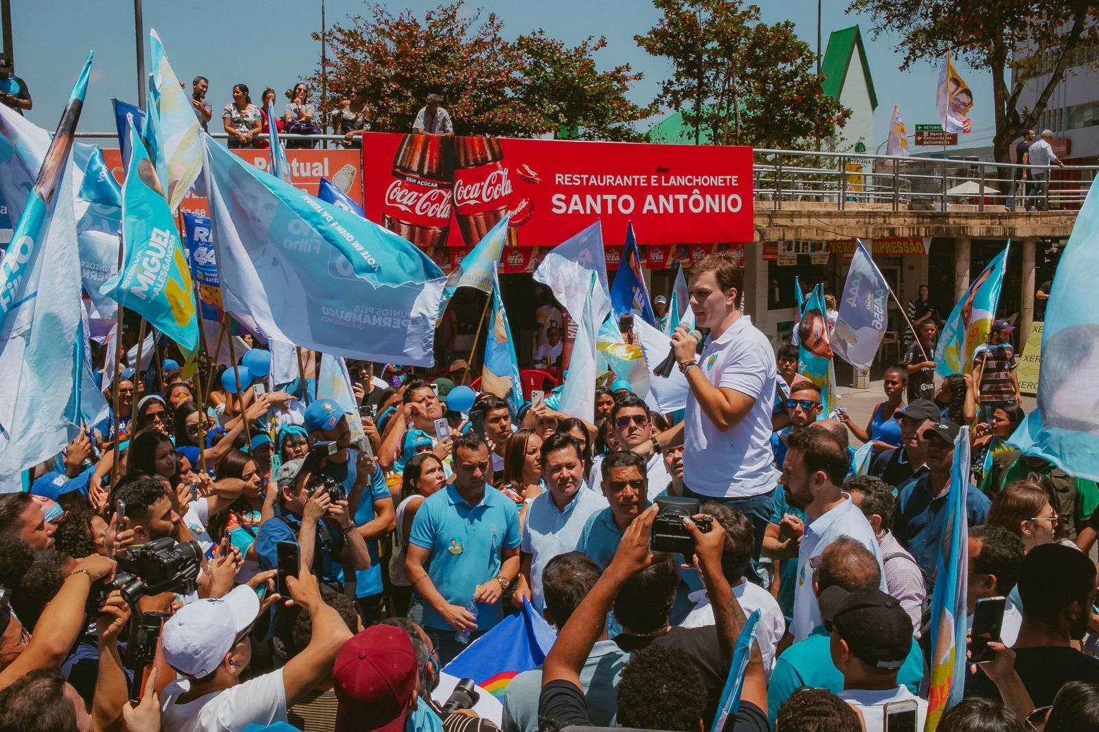 Miguel faz caminhada nas ruas de Garanhuns e diz que o tempo ruim do PSB está no fim