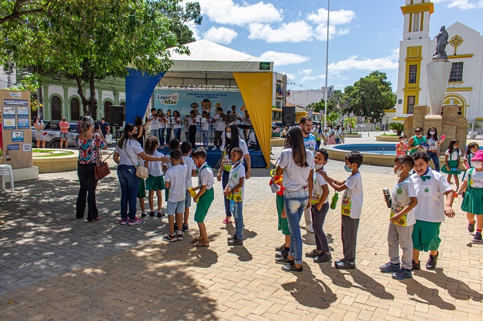 “Lápis na Mão”: estudantes da rede municipal de Juazeiro expõem produções do concurso cultural em praça no centro da cidade
