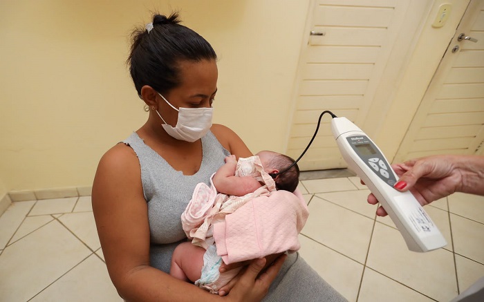 Teste da orelhinha previne problemas auditivos em recém-nascidos