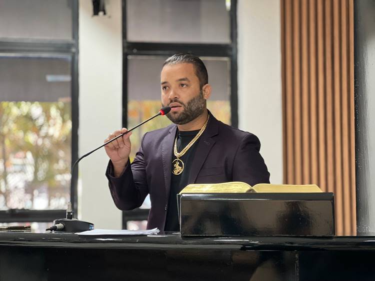 Gaturiano solta o verbo contra imprensa e adversários políticos: “Ando de cabeça erguida”