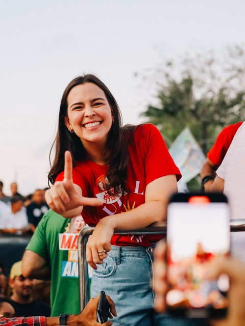 Ao lado de Marília, Maria Arraes participa de Caminhada da Vitória com mais de 30 mil pessoas pelas ruas do centro do Recife, diz assessoria