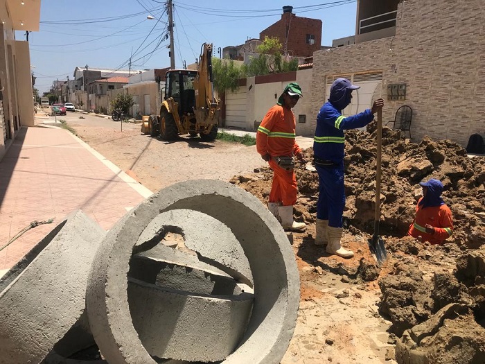 Prefeitura de Juazeiro inicia implantação de nova rede de esgoto em tradicional rua do Alto da Maravilha e moradores celebram: “há muito tempo esperávamos essa obra”