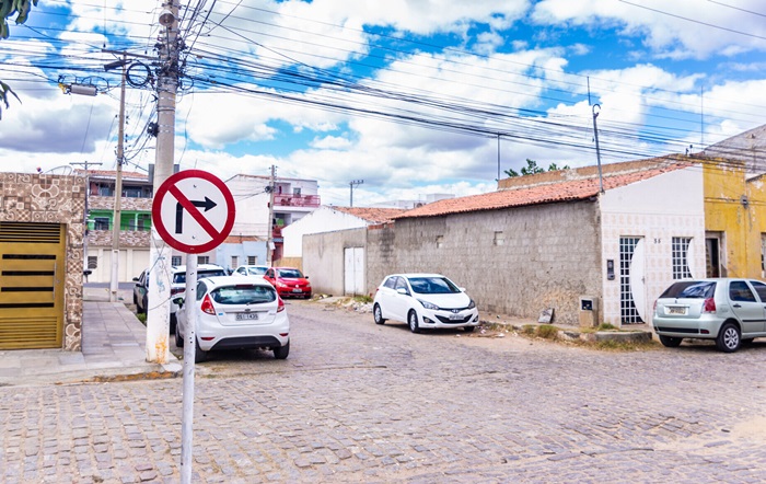 Prefeitura de Juazeiro inicia trabalho de disciplinamento no trânsito no entorno do Hospital Regional e Rua Leopoldo Celso Cunha passa a ser mão única
