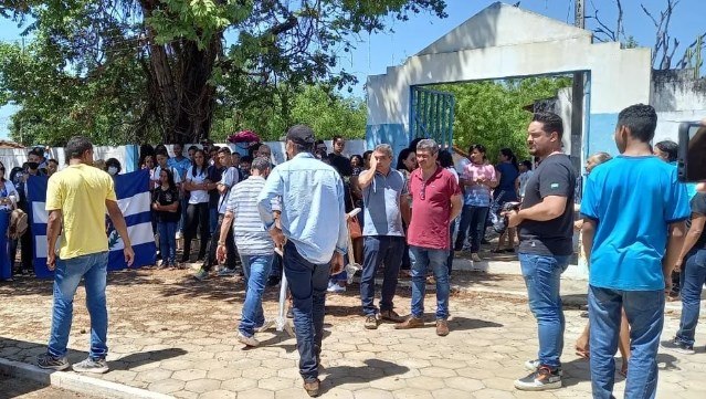 Corpo de jovem cadeirante morta por adolescente em ataque a escola é sepultado, em Barreiras, Bahia