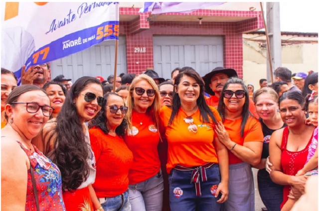 Eliane Soares arrasta multidão em inauguração de comitê e adesivaço em Santa Cruz