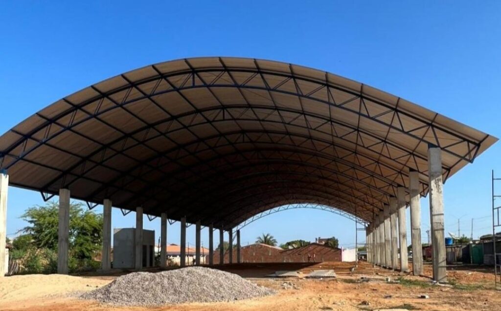 Construção do pátio da feira livre no distrito de Vermelhos está chegando a fase de conclusão