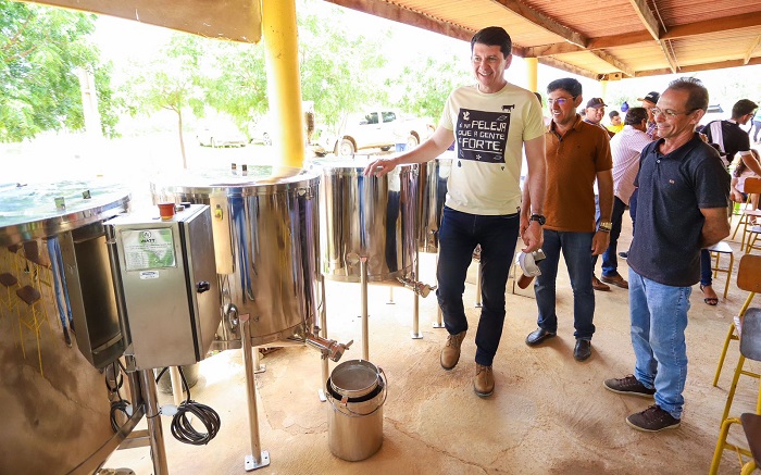 Simão Durando faz giro pela zona rural e entrega kits para produção de mel