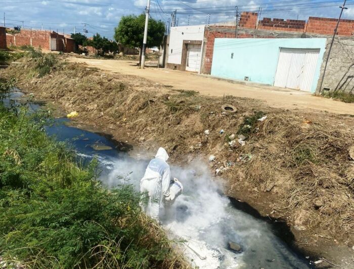 Prefeitura de Juazeiro reforça limpeza de canais e aplicação de cal para eliminação de mosquitos