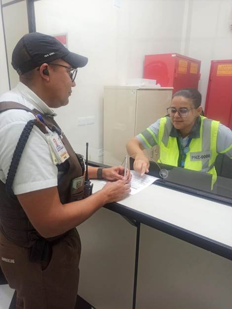 “Comigo não tem essa de mulher ser o sexo frágil”, diz agente de Segurança, Prevenção e Emergência do Aeroporto de Petrolina