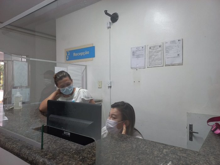 “A gente se coloca no lugar do outro,” diz recepcionista do Hospital Dom Malan em Petrolina, durante treinamento de humanização do serviço