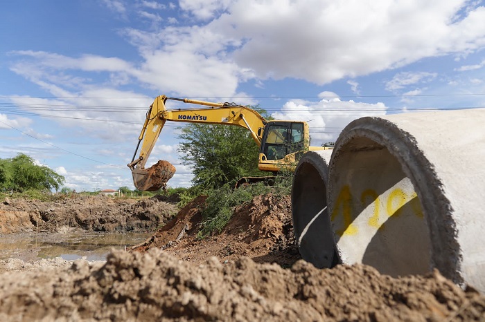 Prefeitura de Petrolina constrói ponte no bairro Antônio Cassimiro