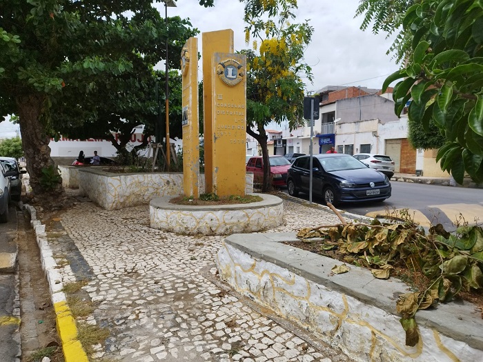 Irritado, morador cobra limpeza da Praça Lions Club. “ Só sujeira, mato, lixo e um fedor desgraçado de cocô de gato”