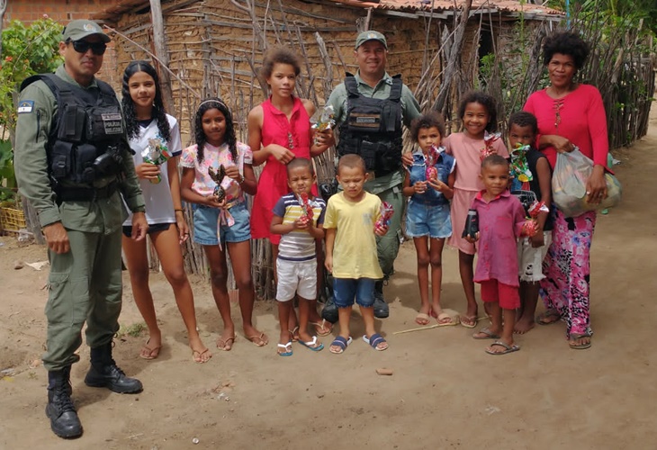PM entrega ovos de páscoa para crianças de Lagoa Grande e Santa Maria