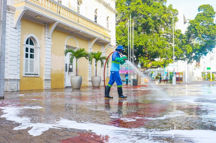 Fortalecendo limpeza pública, Prefeitura de Juazeiro inicia semana lavando principais pontos do Centro da cidade