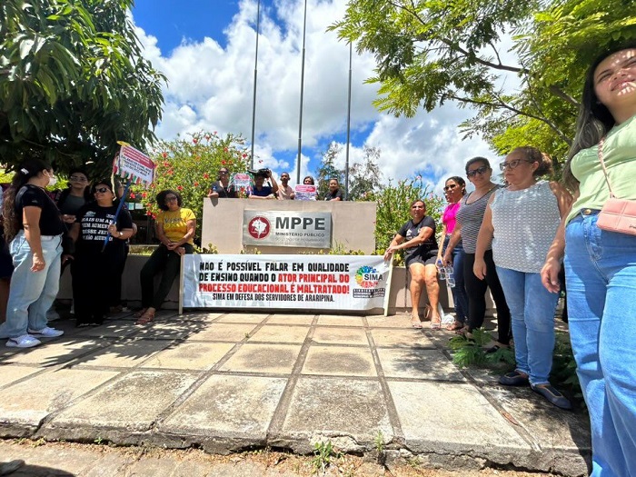Araripina (PE): Professores da rede municipal paralisam atividades e vão às ruas contra o prefeito Raimundo Pimentel