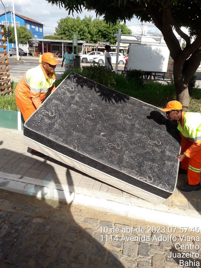 Prefeitura de Juazeiro remove colchão jogado na Avenida Adolfo Viana e alerta sobre o descarte irregular de entulhos