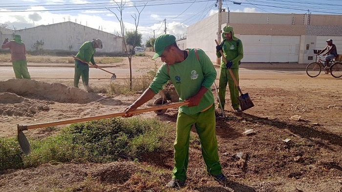 Prefeitura de Juazeiro segue realizando serviços de limpeza e manutenção na sede e interior do município