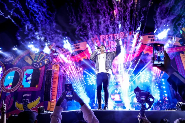 Piseiro de Vitor Fernandes agita público do São João de Petrolina