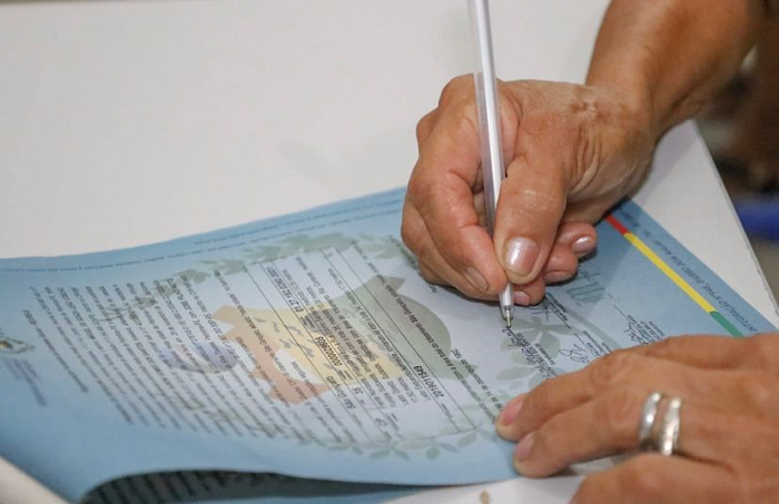 Prefeitura entrega mais de 100 títulos de posse aos moradores do bairro Pedra Linda em Petrolina