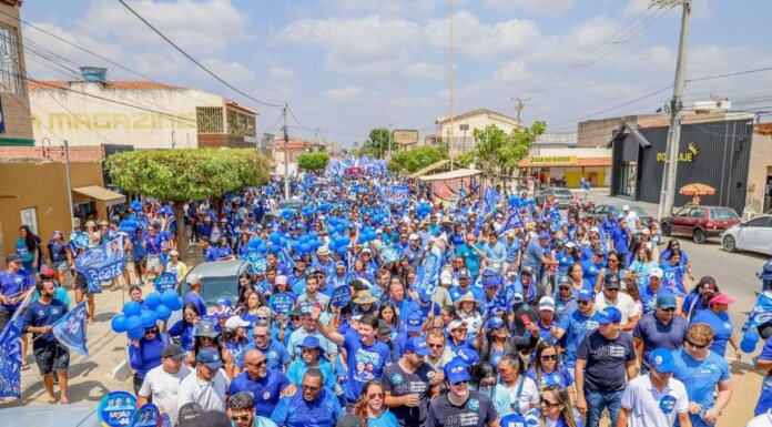 Simão arrasta mais de duas mil pessoas em caminhada por bairros da zona Oeste, diz assessoria