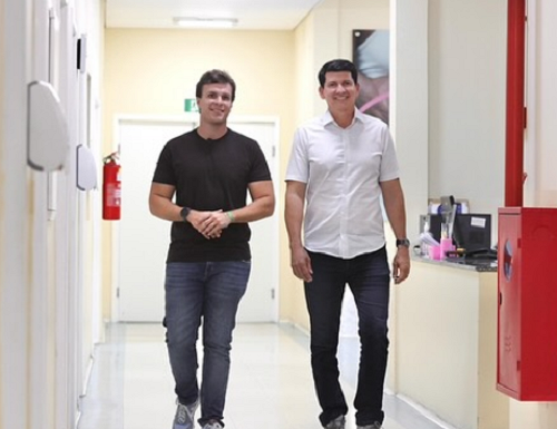 Ex-prefeito Miguel Coelho posta foto em rede social e faz um desafio: “Esperando você me dizer uma região de Petrolina que não tenha trabalho da gente, hein simao Durando”; internautas reagem