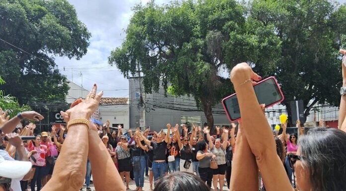 Grande caminhada e ato público realizado pela APLB Sindicato de Juazeiro reuniu trabalhadores em educação nesta quinta-feira (22) na luta por seus direitos