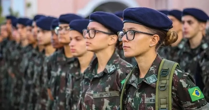 Lula assina decreto que permite o alistamento de mulheres ao exército