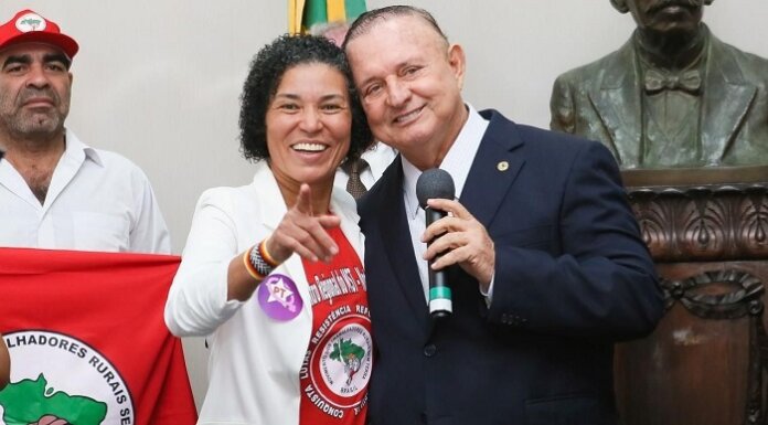 Adolfo Menezes exalta papel da mulher na política na posse de nova deputada