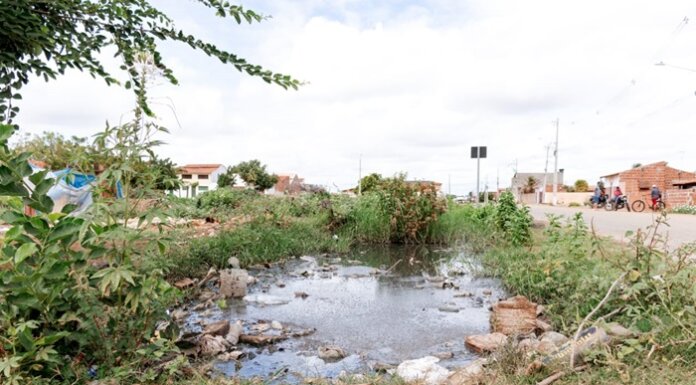Petrolina (PE): Agricultor relata à candidata a prefeita Lara Cavalcanti o abandono da Tapera: ‘Há anos ninguém resolve o esgoto, ruas ficam podres quando chove’