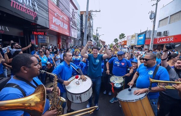 Simão faz adesivaço no centro da cidade